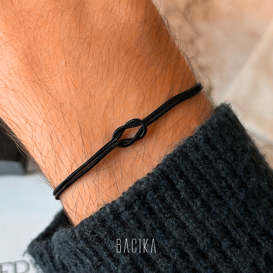 bracelet noir bacika sur main homme